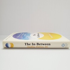 The In-Between Book Encounters During Life’s Final Moments Hadley Vlahos HC