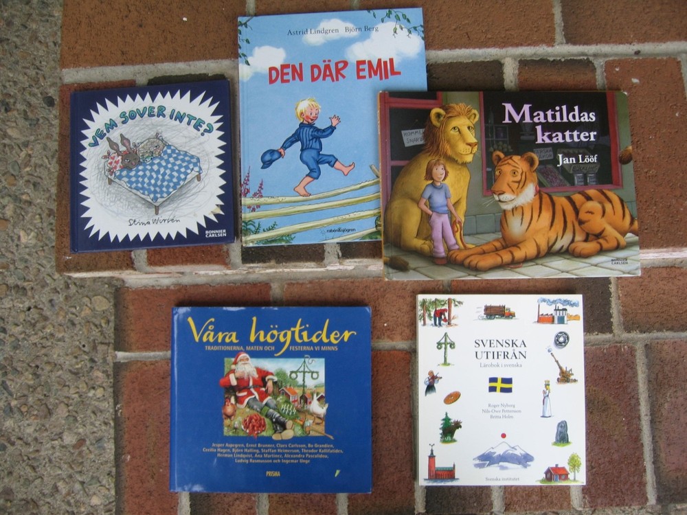 lot: 4 children’s books in SWEDISH + 1 textbook(Swedish only)