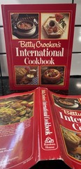 Vtg. 80’s Betty Crocker Hardback Cook Book w/ Cover. #372 Pages. Cottagecore