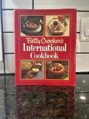 Vtg. 80’s Betty Crocker Hardback Cook Book w/ Cover. #372 Pages. Cottagecore